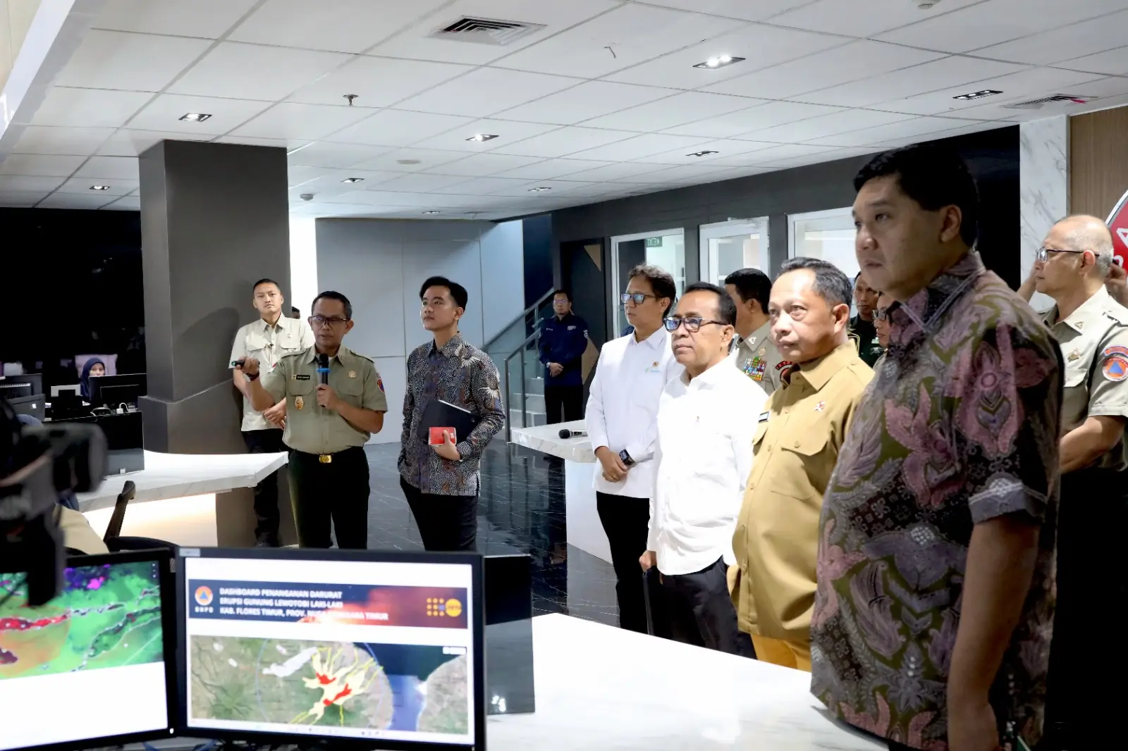 Wakil Presiden (Wapres) Gibran Rakabuming Raka saat mendapatkan penjelasan terkait Penanganan Erupsi Gunung Lewotobi Laki-Laki di Graha BNPB, Jakarta, Selasa (12/11).